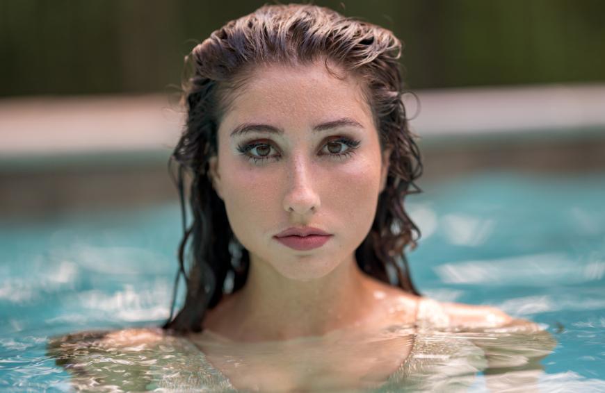 Mit dieser beliebten Drogerie-Mascara bleiben deine Wimpern selbst im Pool perfekt!
