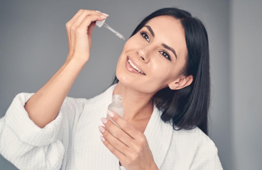 Hautpflege-Produkte mit Säuren sind beliebter denn je – das zurecht! Darin sind jede Menge effektive Wirkstoffe enthalten, die die Haut zum Strahlen bringen. 
