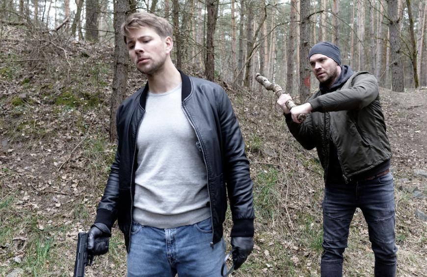 In letzter Sekunde kann Erik (Patrick Heinrich) Serienmörder Bastian überwältigen und seiner großen Liebe so das Leben retten.