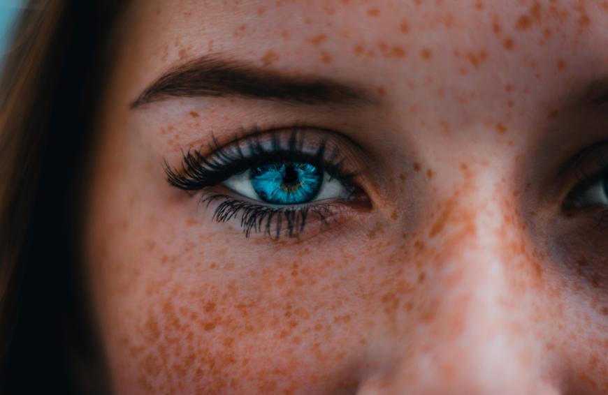 Eine neue Mascara bietet maximales Volumen und extra Länger per Knopfdruck!