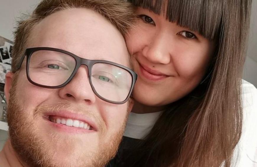 Deshalb gönnt sich der DSDS-Sieger gemeinsam mit Freundin Yasmin und einigen Freunden eine Auszeit am Meer ...