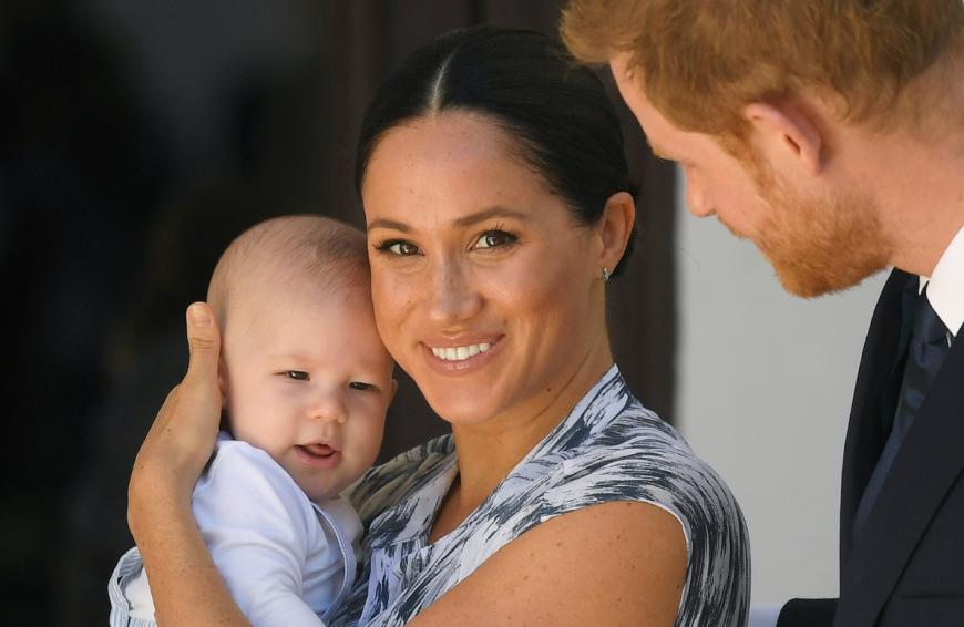 Bis jetzt waren alle davon ausgegangen, Harry sei vor allem sauer auf seine Familie, weil sein Sohn Archie keinen Prinzen-Titel bekam.