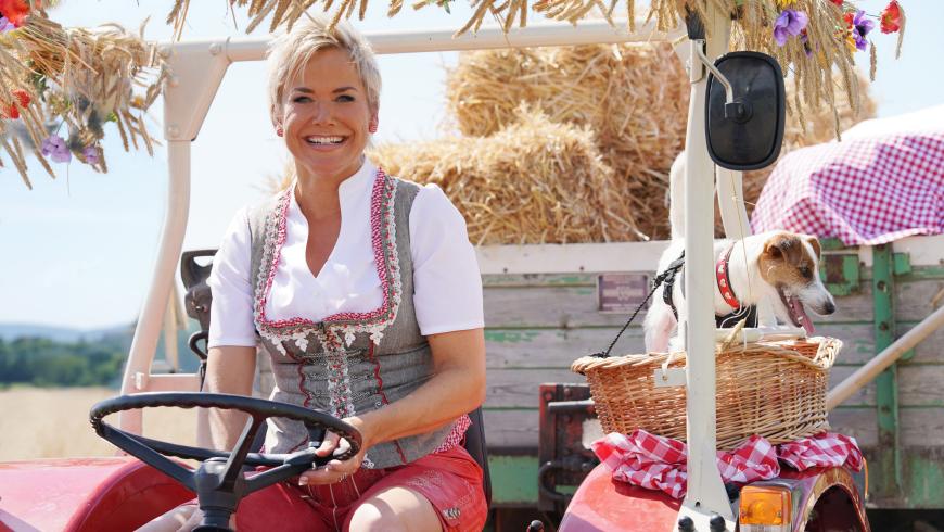 Die Moderatorin hat sich in den letzten Jahren zum Aushängeschild der Dating-Show entwickelt. Kein Wunder, denn egal, ob beim Scheunenfest oder während der Hofwoche – die 51-Jährige steht den Bauern stets mit guter Laune zur Seite.
