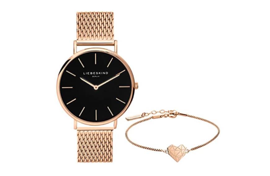 Dieses Set von Liebeskind Berlin lohnt sich richtig! Es besteht aus einer Armbanduhr mit roségoldenem Armband und schwarzem Ziffernblatt sowie einem zarten Armband mit Herzanhänger. Für kurze Zeit bekommst du beides für nur 66 Euro statt für knapp 200 Euro - das sind 67 Prozent Ersparnis! Zuschlagen lohnt sich also.