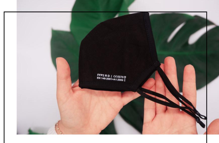 Ein Ende der Maskenpflicht ist erstmal nicht in Sicht. Vergangene Woche hat Maskengrün die erste zugelassene FFP2 Maske gelauncht, die nicht nur den Menschen schützt, sondern auch unsere Umwelt schont. Mit der nachhaltigen, wiederverwendbaren Gesichtsmaske könnten wir die (hoffentlich) letzten Schritte der Pandemie ein ganzes Stück weit grüner gestalten. Auch wenn wir uns gerade über Lockerungen freuen, wird das Tragen einer Maske ja sicher noch eine ganze Zeit Bestand in unserem Alltag haben. Die Maskengrün-Maske kann bis zu 20x gewaschen werden und ersetzt damit 140 Einwegmasken. Es gibt sie auf der Website für rund 10 Euro.