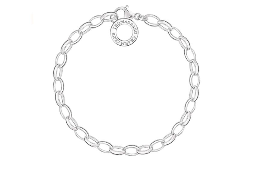 Dieses Armband von Thomas Sabo ist ein echter Klassiker. Das hübsche Schmuckstück aus 925er-Sterlingsilber zeichnet sich durch seine schlichte Eleganz aus. Durch verschiedene Charms, die in einer Vielzahl bei Thomas Sabo erhältlich sind, kann das Armband außerdem personalisiert und damit zu einem ganz individuellen Schmuckstück gemacht werden. Im Rahmen des Amazon Prime Days bekommst du es um 43 Prozent reduziert für 25 Euro statt für 44 Euro.