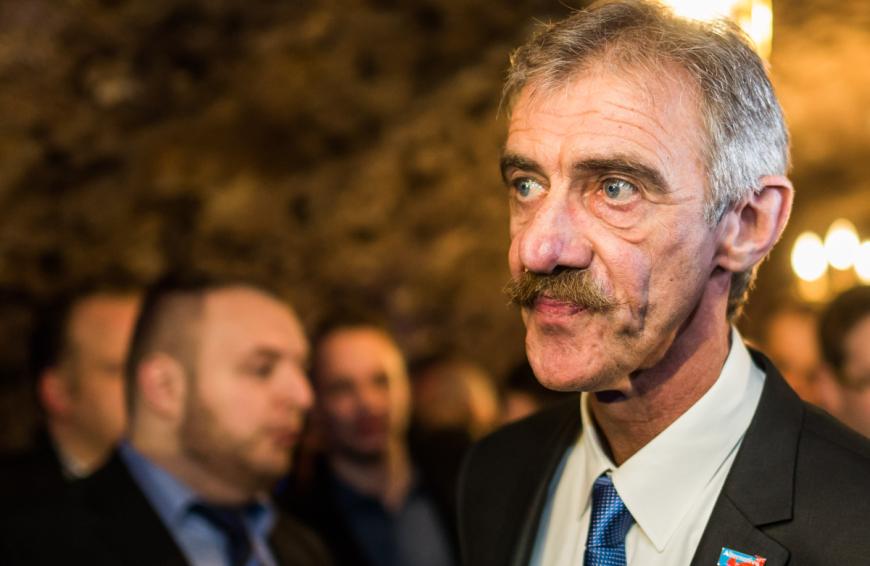 Darin bezeichnet der AfD-Politiker Uwe Junge die Kapitänsbinde von Torwart Manuel Neuer als