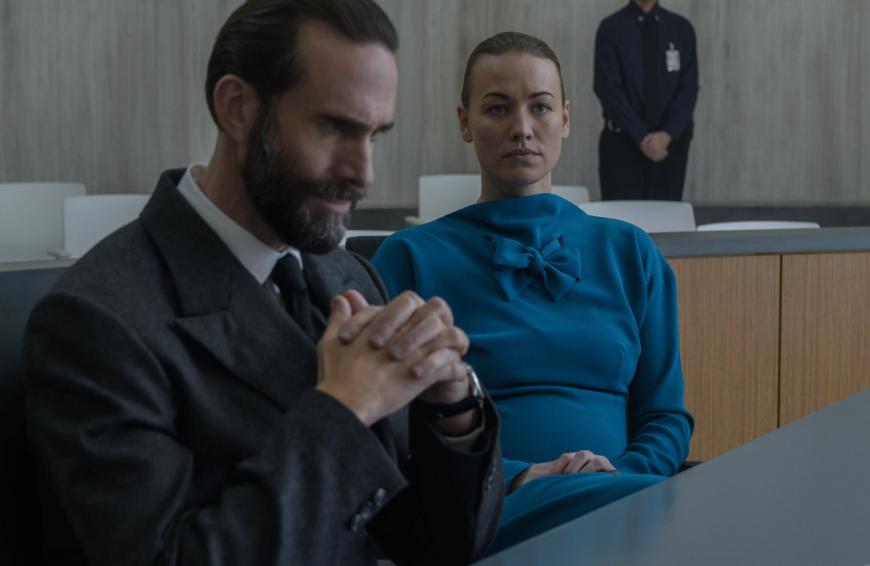 ... als ihr Peiniger Fred Waterford und dessen Frau Serena Joy die Gefangenschaft in Kanada dann auch noch verlassen dürfen, sinnt June auf Rache. In der letzten Folge kommt es zum Showdown und June bringt Fred schließlich um!