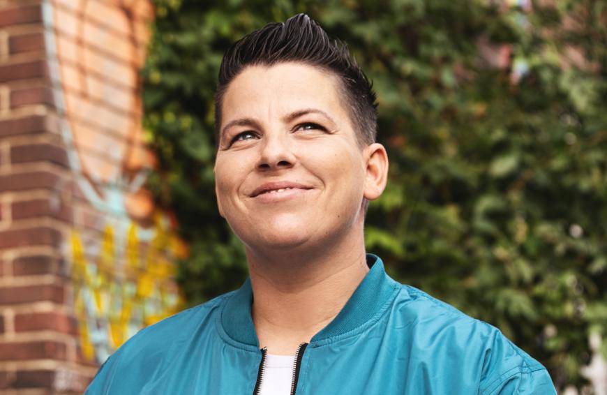 Kerstin Ott und viele Stars mehr schwenken im Internet solidarisch die Regenbohenfahnen und ...