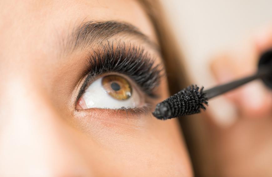 Mega-Volume gefällig? Eine Drogerie-Mascara zaubert in Sekunden grenzenloses Volumen. 