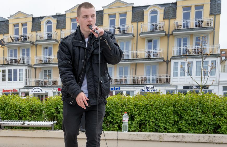 Der 19-Jährige bastelt an einer eigenen Karriere – mit anderer Musik, anderem Look und an einem anderen Ort!