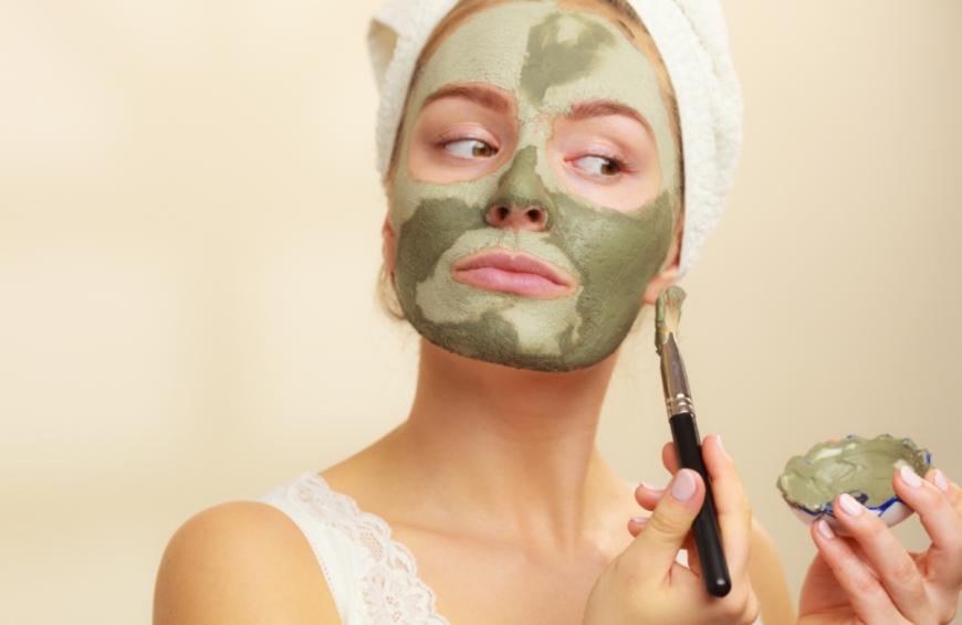 Wir haben eine Superfood-Maske entdeckt, mit der Unreinheiten und sogar erste Fältchen minimiert werden können. 