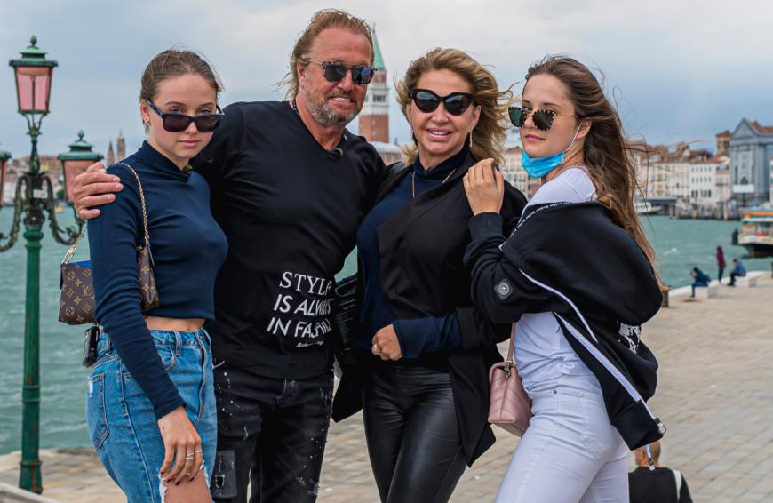 Robert und Carmen Geiss verkündeten im Netz stolz, dass ihre älteste Tochter ihr Abitur bestanden hat.