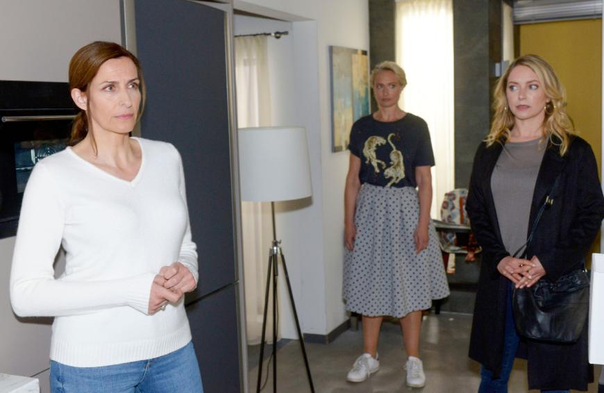 Jetzt kommt nämlich heraus, dass Tobias' Frau Melanie (Diana Staehly, r.) die ganze Gift-Intrige geplant hat, um sich an dem Architekten zu rächen. Offenbar plant sie sogar, ihn umzubringen ...