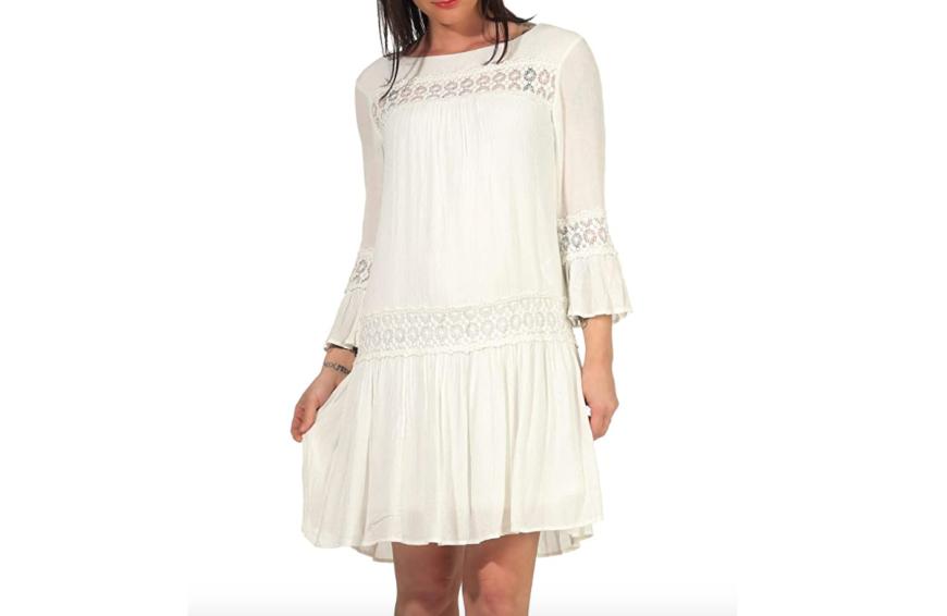 Dieses Boho-Kleid von Only ist unser absolutes Must-have. Die Stickereien sind echte Eyecatcher und sorgen direkt für Sommer-Vibes. Ein weiteres Highlight ist der ausgestellte Schnitt, der für einen Schlank-Effekt sorgt. Hier ist das Modell für ca. 26 Euro erhältlich.