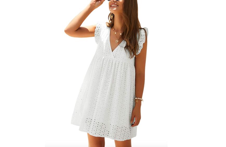 In dieses Sommerkleid mit Schlank-Effekt haben wir uns direkt verliebt. Das Modell von Yoins begeistert mit Lochstickereien, die für romantische Vibes sorgen. Der Babydoll-Schnitt kaschiert super kleine Problemzonen am Bauch. Hier kannst du das It-Piece für ca. 27 Euro shoppen.