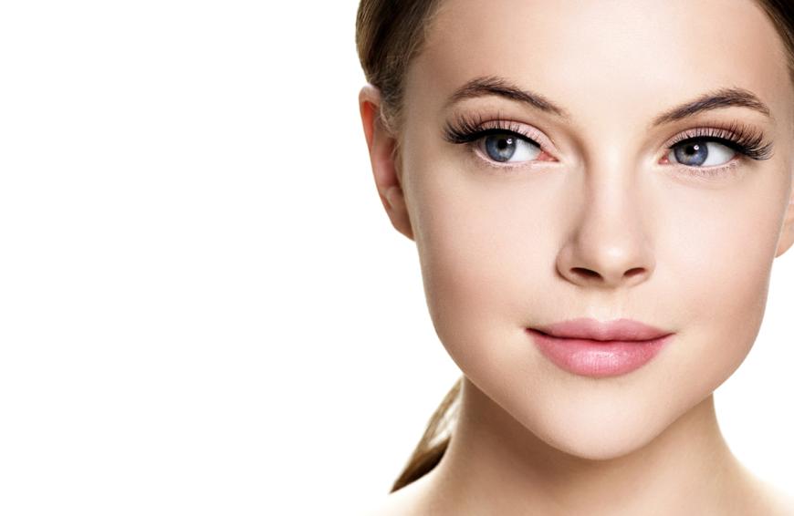 Mit einem beliebten Wimpernserum wachsen deine Lashes gen Himmel!