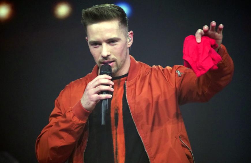 Florian Silbereisen schenkte Ramon Roselly in den DSDS-Live-Shows seine rote Glücksunterhose. Was hat der Sänger mit dem Glücksbringer gemacht?