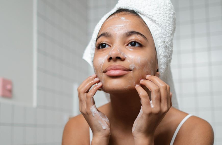 Mit einem Cleansing Balm kannst du deine Haut super-sanft reinigen – und gleichzeitig Falten entfernen.