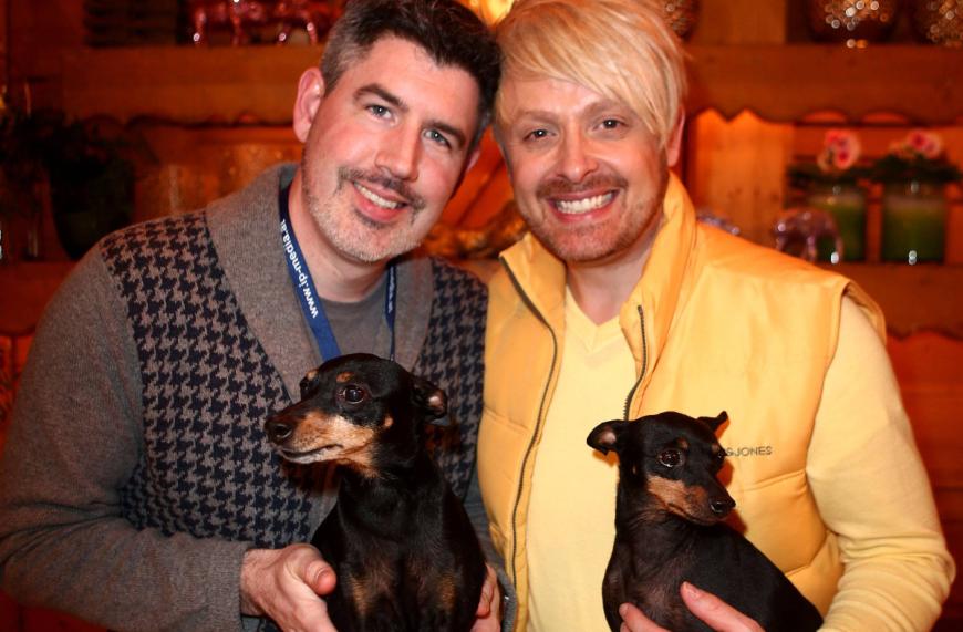Ross Antony und sein Mann Paul Reeves mit ihren beiden Hunden Skylla und Inca im Jahr 2013.