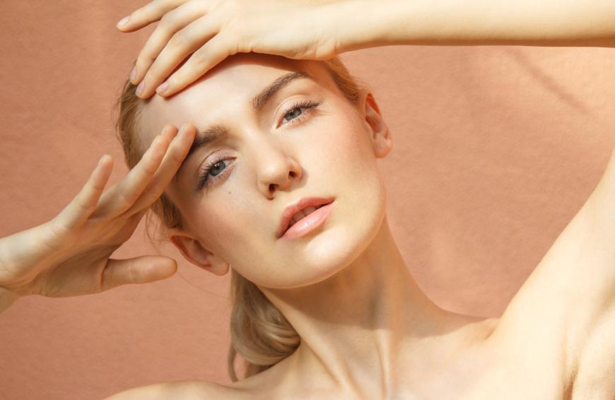 Mit einer günstigen Drogerie-Creme erhält deine Haut einen Anti-Aging-Boost wie nach einer Filler-Injektion. 