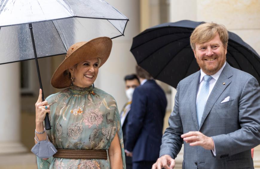 Willem-Alexander bekommt als König etwa eine Million Euro pro Jahr. Königin Maxima immerhin 400.000 Euro. Ein krasser Unterschied.