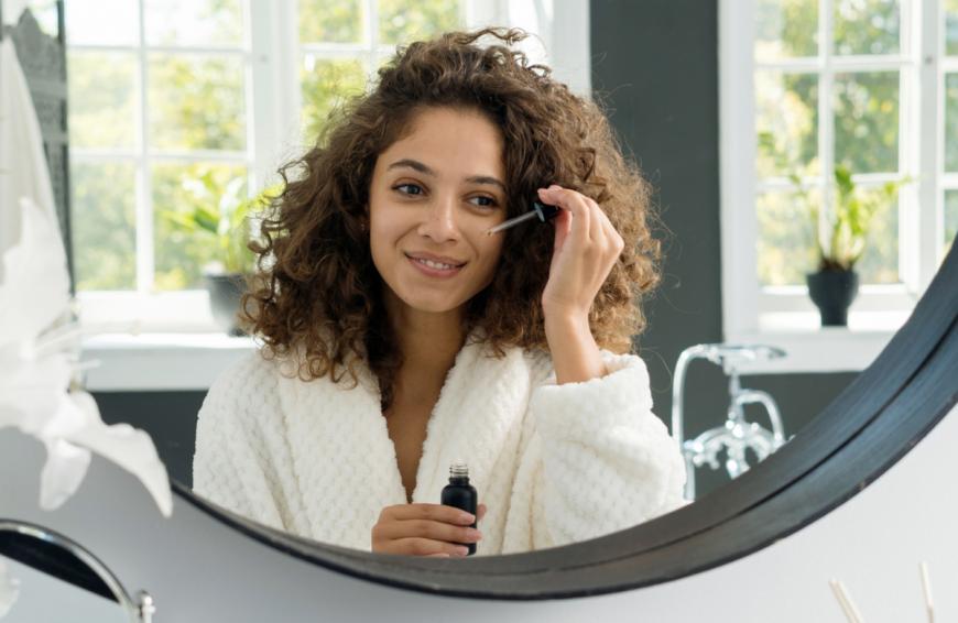 Mit einem Anti-Aging-Serum kannst du die Hautalterung bekämpfen, ehe sie entsteht.