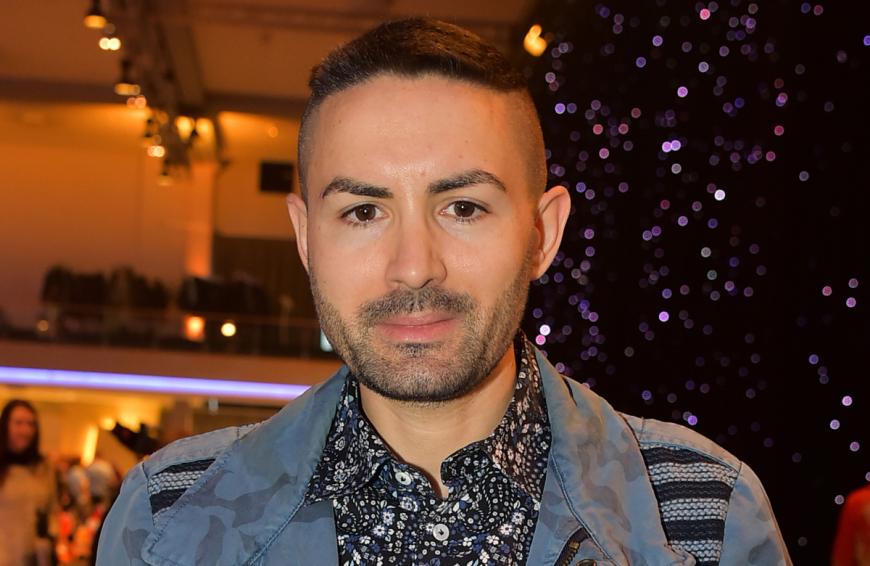 DSDS-Star Menderes Bagci zeigte sich in seiner Instagram-Story kalkweiß im Gesicht.