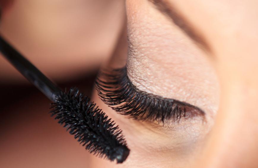 Eine Drogerie-Mascara sorgt für endlos lange Wimpern. 