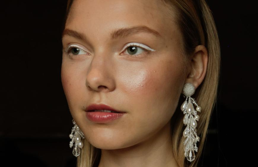 Weißer Eyeliner ist der Make-up-Trend des Sommers. Wir zeigen dir die schönsten Looks. 