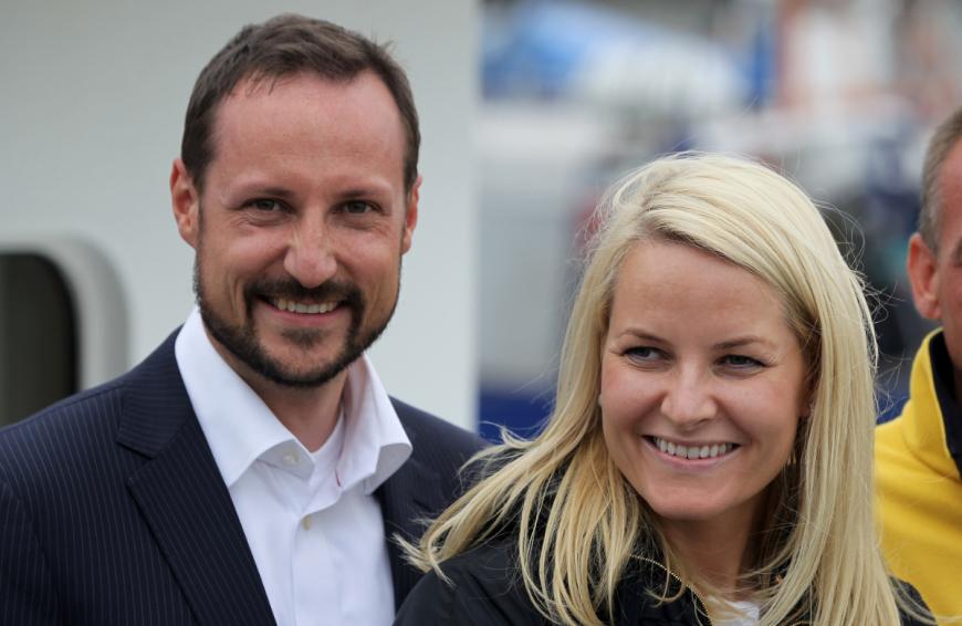 Doch kurz, bevor sie Prinz Haakon kennenlernte, versuchte die Prinzessin auf eher unkonventionellem Weg, einen Mann zu finden. Und dabei kam so einiges ans Licht...