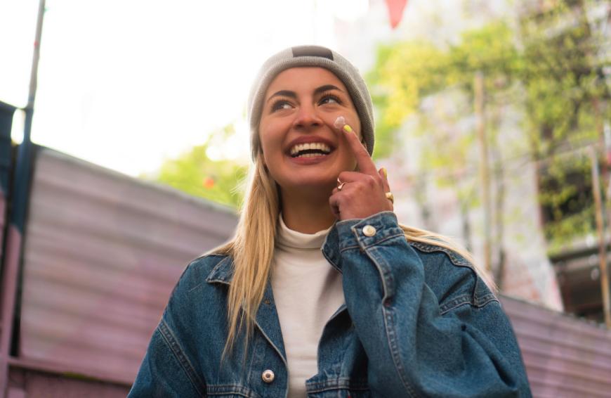 Bye, bye Falten! In einer vierwöchigen Studie wurde die beste Anti-Aging-Creme entdeckt: Demnach wirkt die "L'Oréal Paris Revitalift Laser Renew SPF20 Tagescreme" wahre Wunder!