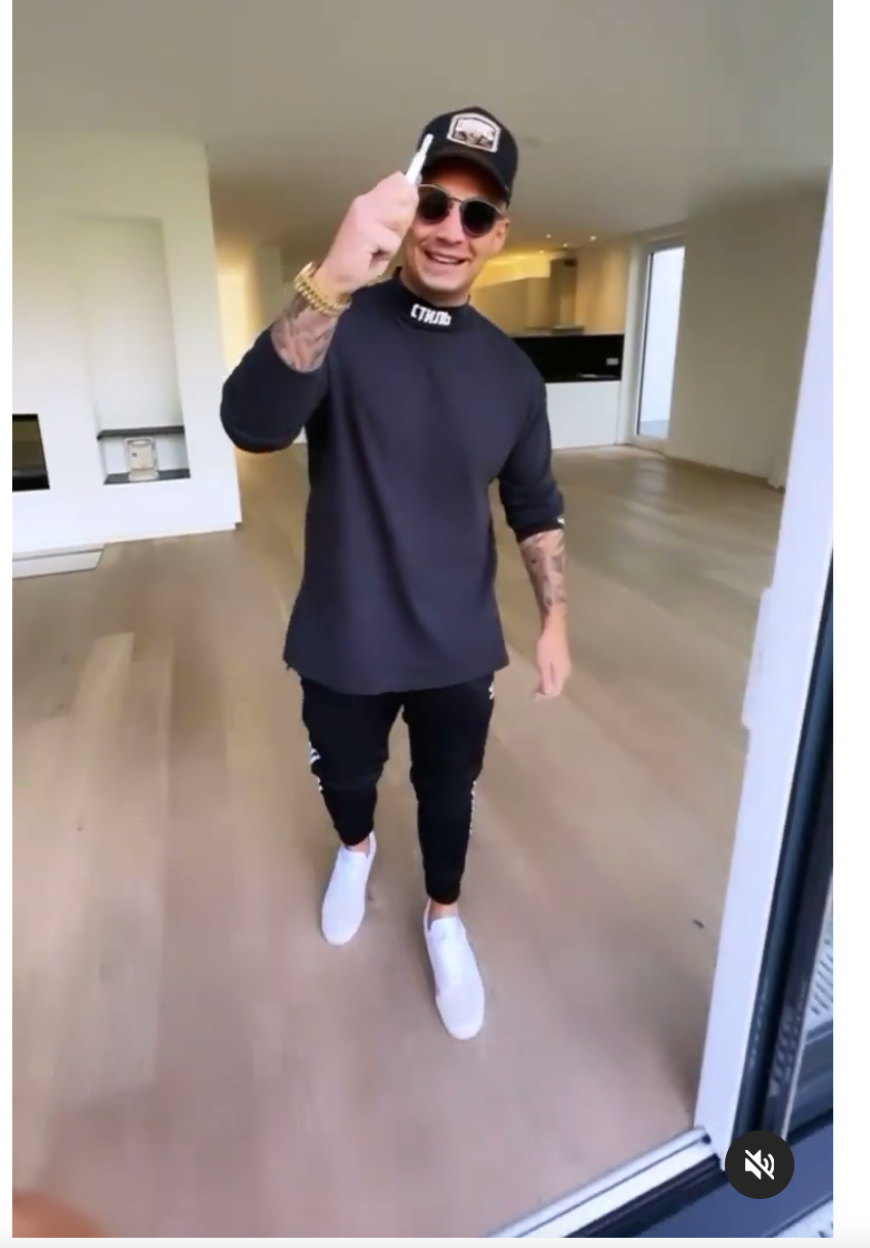 Seine Roomtour startet Pietro im Eingangsbereich. In der großen, offenen Wohnfläche verbindet der Ex-DSDS-Juror ein gemütliches Wohnzimmer mit einem Essbereich und einer Küche.