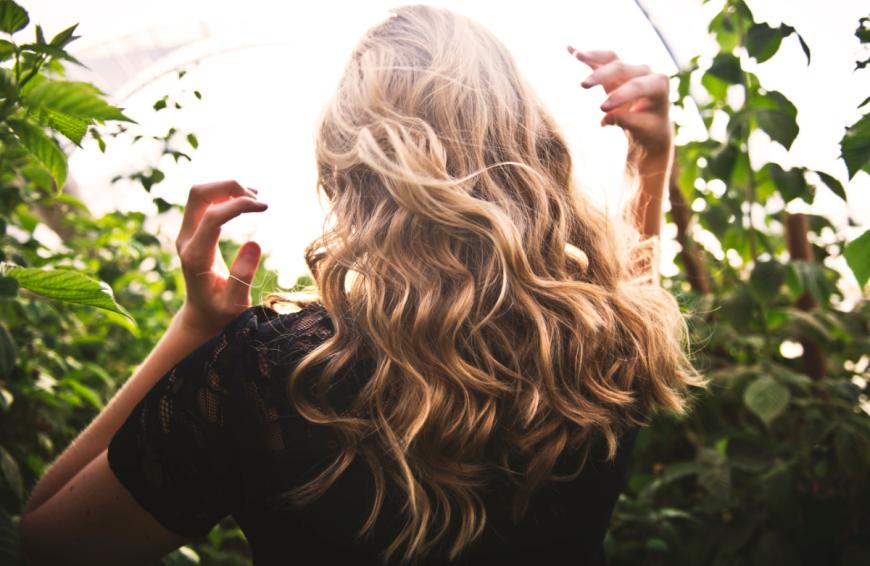 Mit einem gehypten Haarpflege-Spray bringst du deine trockenen Spitzen wieder zum Glänzen. 