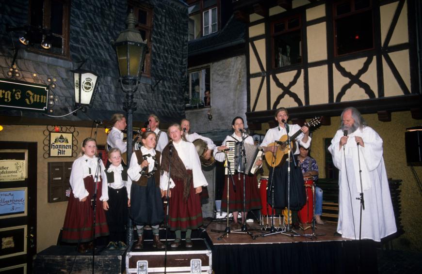 Die Kelly Family bei einem Auftritt in Frankfurt am Main 1989. Maite Kelly ist das Mädchen ganz links.
