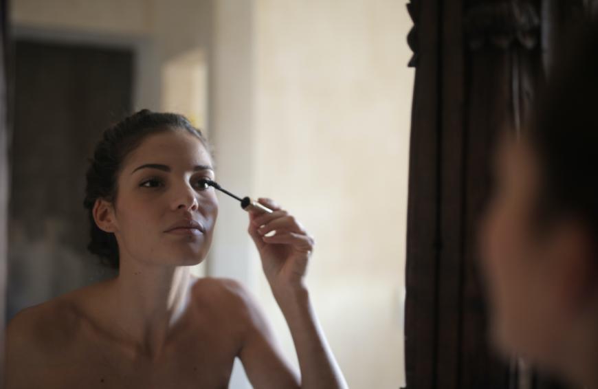 Mit einer Mascara kannst du deine Wimpern Schritt für Schritt färben. 