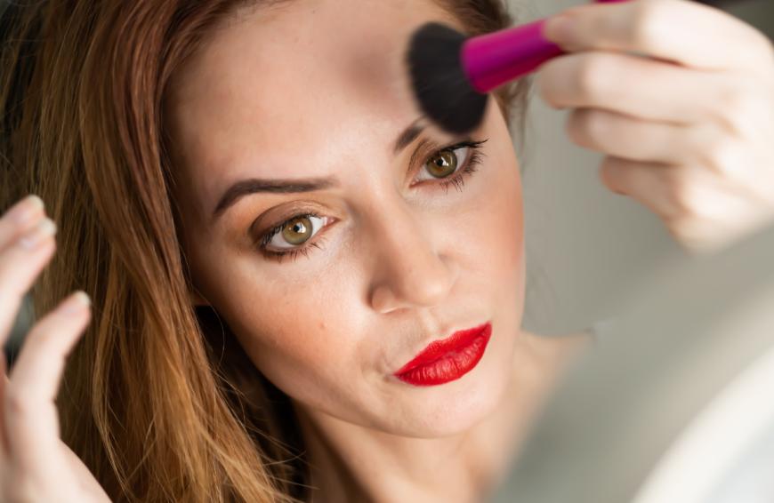 Wir haben eine Foundation entdeckt, die wie ein professionelles Make-up abdeckt und gleichzeitig wie eine Anti-Aging-Creme pflegt.