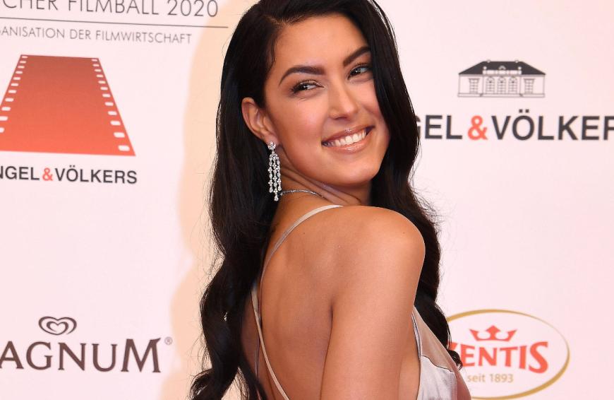 Denn: Rebecca Mirs Sohn hat sich still und heimlich aufs Foto gemogelt.