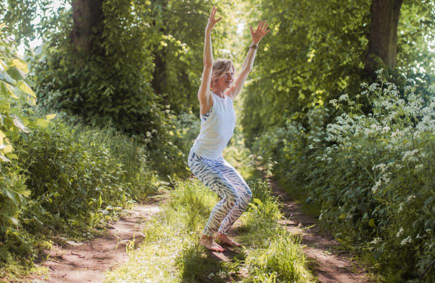 Stuhl = Utkatasana: Im Stand bringe deine Füße und Knie nah zusammen, deine Hände lege an die Hüften. Beuge dein Knie gleichmäßig und tief. Zieh deinen Bauchnabel leicht nach innen für Stabilität in der Körpermitte und strecke deine Arme nach oben. Lass deine Schultern und deinen Blick weich. 5-10 Atemzüge bleiben. Stärkt besonders Bein- und Po-Muskulatur.