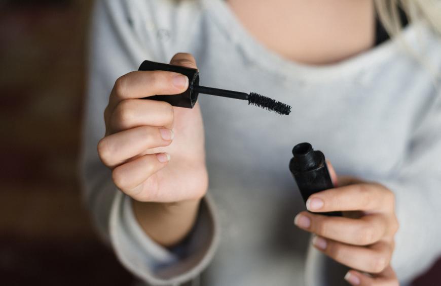Mit einer Gesamtnote von 2,3 ist eine Drogerie-Mascara von Stiftung Warentest zum Testsieger gekürt worden. 