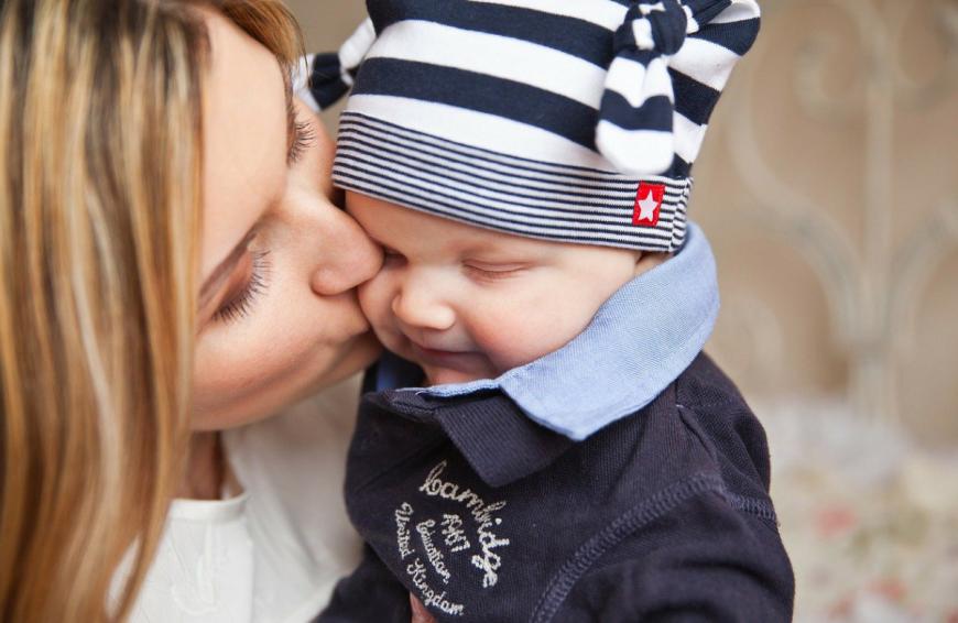 Auch wenn die frisch gebackenen Mamas erst am Anfang ihres Mutterdaseins sind, haben sie sich bereits ein großes Geschenk verdient. Wer nicht auf die typischen Klassiker – Windeltorte, Babydecke, Schnullerkette und Co. – setzen möchte, muss häufig der Kreativität freien Lauf lassen.