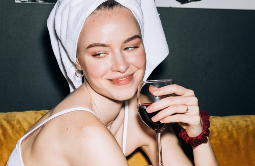 Studien haben bewiesen, dass Rotwein in Maßen sehr wohl gut für die Gesundheit ist – und auch in der Anti-Aging-Pflege ist er eine echte Geheimwaffe!