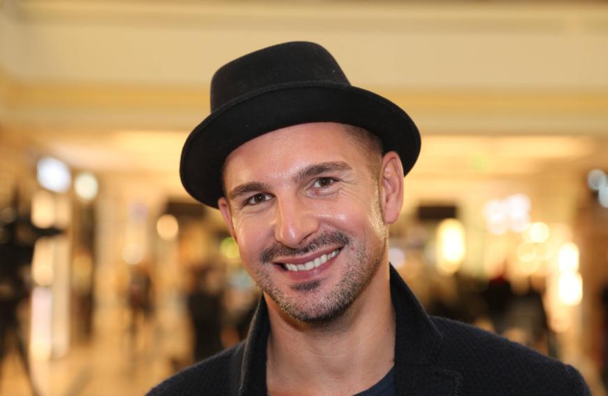 Benjamin Piwko scheint mit seiner Freundin mehr als glücklich zu sein.