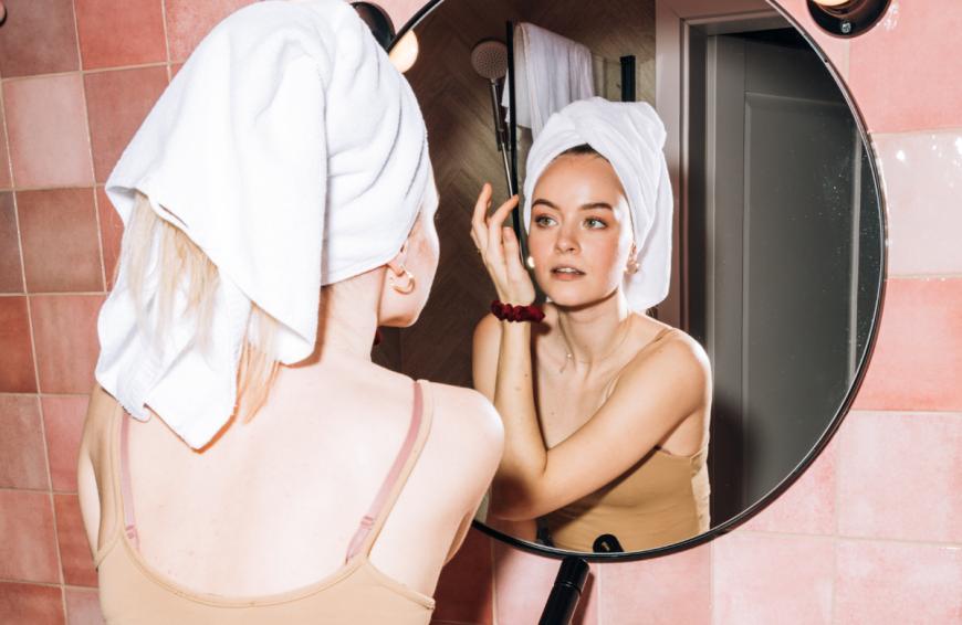 Eine Anti-Aging-Creme aus der Drogerie bietet professionelle Lifting-Effekte. 
