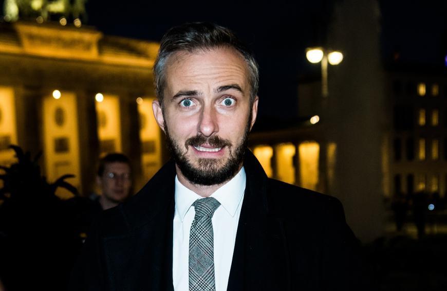 In der neuen Kochshow von Jan Böhmermann packt sie jetzt über ihren Kollegen aus ...