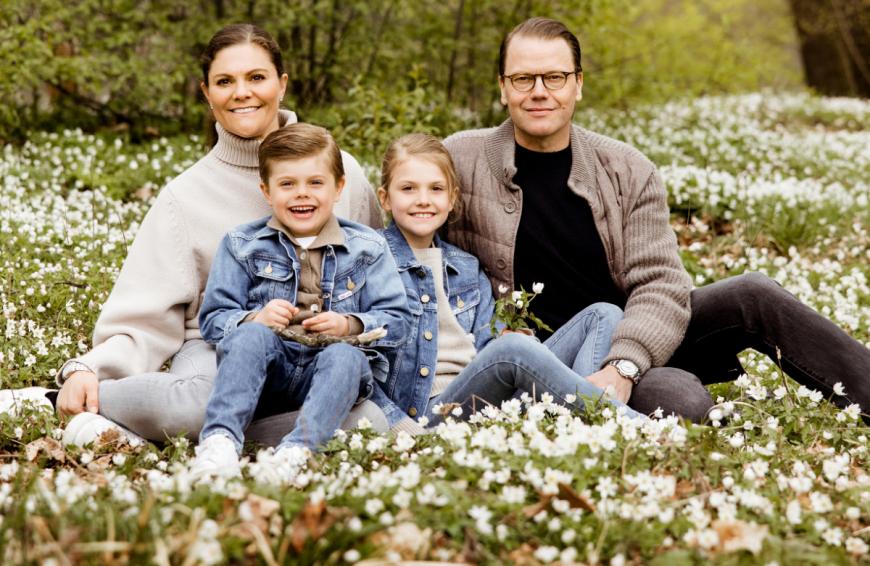 Zusammen mit Mama Victoria, Schwester Estelle und Papa Daniel verbringt er ein paar unbeschwerte Tage.