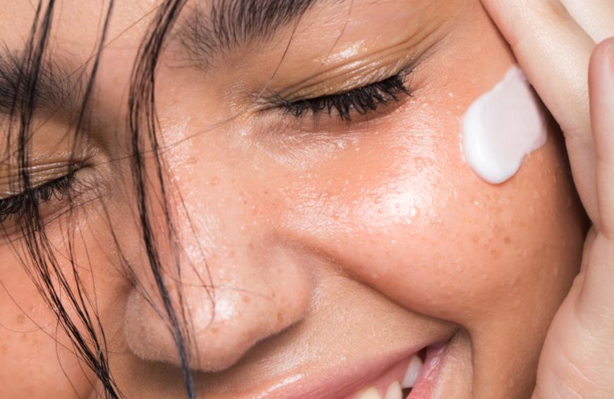 Wir haben eine preisgekrönte Augencreme entdeckt, die einen sofortigen Lifting-Effekt verspricht. 