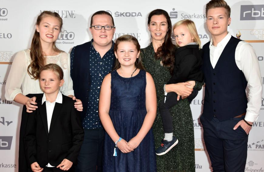 Mit seiner Familie geht Angelo Kelly regelmäßig auf Tournee. Ihr Hauptwohnsitz liegt in Irland.