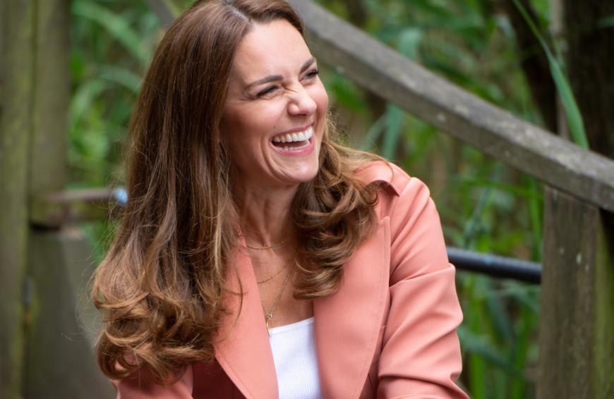Herzogin Kate ist nicht nur in puncto Fashion eine Trendsetterin, auch ihr Hairstyling wird von vielen Frauen kopiert. Mit welchen Produkten dir der royale Look gelingt, erfährst du hier. 