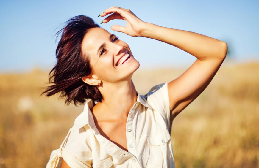 Wir haben die perfekte Hautpflege für Frauen ab 40 entdeckt, die zu einer Mischhaut neigen. 